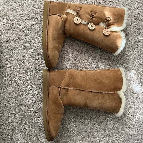 UGG Australia Bailey Button Boots, Chestnut, Size 9. - Picture 2 of 6